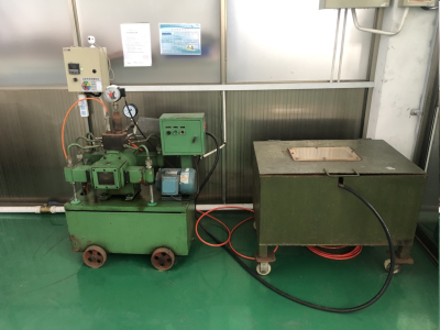 Blasting pressure testing machine