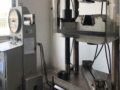 Hydraulic universal testing machine -